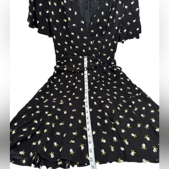 Jill Jill Stuart Embroidered Wrap Dress Black: Off-White/size 8 - Picture 5 of 10